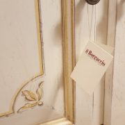 Dispensa credenza laccata anticata con due ribaltine, un tiretto, quattro cassetti e due sportelli. Arredamento classico contemporaneo Siena e Firenze (11)