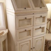 Dispensa credenza laccata anticata con due ribaltine, un tiretto, quattro cassetti e due sportelli. Arredamento classico contemporaneo Siena e Firenze (12)