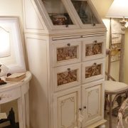 Dispensa credenza laccata anticata con due ribaltine, un tiretto, quattro cassetti e due sportelli. Arredamento classico contemporaneo Siena e Firenze (2)
