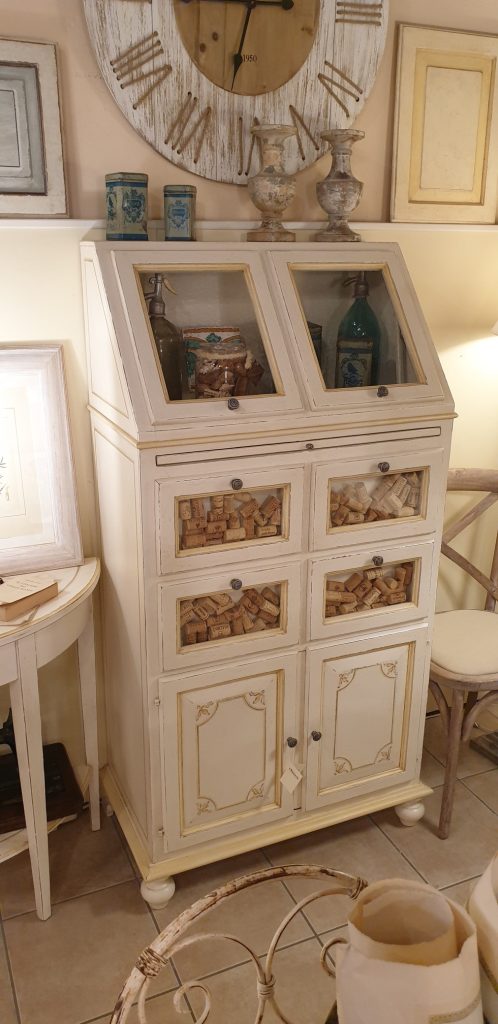 Dispensa credenza laccata anticata con due ribaltine, un tiretto, quattro cassetti e due sportelli. Arredamento classico contemporaneo Siena e Firenze