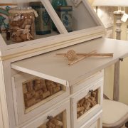 Dispensa credenza laccata anticata con due ribaltine, un tiretto, quattro cassetti e due sportelli. Il tiretto. Arredamento classico contemporaneo Siena e Firenze