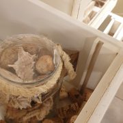 Dispensa credenza laccata anticata con due ribaltine, un tiretto, quattro cassetti e due sportelli. Interni. Arredamento classico contemporaneo Siena e Firenze