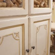 Dispensa credenza laccata anticata con due ribaltine, un tiretto, quattro cassetti e due sportelli. Le ante. Arredamento classico contemporaneo Siena e Firenze