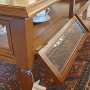 Tavolino da fumo in legno di ciliegio a bacheca con 4 ante a vetro apribili. Ante aperte. Arredamento classico contemporaneo Siena e Firenze