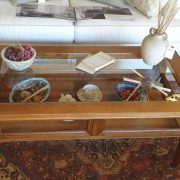 Tavolino da fumo in legno di ciliegio a bacheca con 4 ante a vetro apribili. Dall'alto. Arredamento classico contemporaneo Siena e Firenze