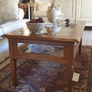 Tavolino da fumo in legno di ciliegio a bacheca con 4 ante a vetro apribili. Di fianco. Arredamento classico contemporaneo Siena e Firenze