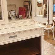Vetrina-Libreria in legno di noce con serrandina laccata anticata a mano fine '800. Aperta. Mobili antichi Siena e Firenze