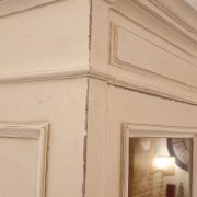 Vetrina-Libreria in legno di noce con serrandina laccata anticata a mano fine '800. Particolare cappello. Mobili antichi Siena e Firenze