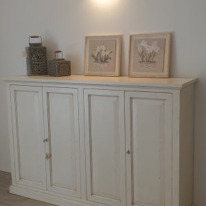 Credenza in legno di tiglio laccata a mano in bianco toscano a quattro ante. Arredamento classico contemporaneo Siena e Firenze.