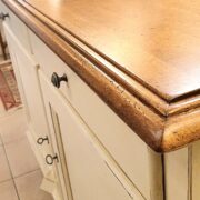 Credenza in legno di tiglio massello laccata a mano in finitura bicolore. Arredamento classico contemporaneo Siena e Firenze (5)