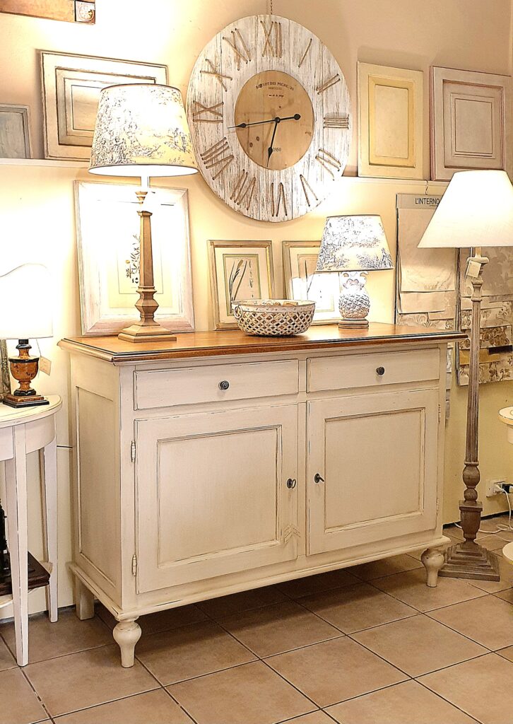 Credenza in legno di tiglio massello laccata a mano in finitura bicolore. Arredamento classico contemporaneo Siena e Firenze.