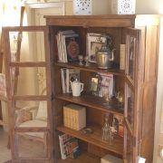 Vetrina libreria antica in legno di olmo a due ante dei primi del '900. Aperta. Mobili antichi Siena e Firenze