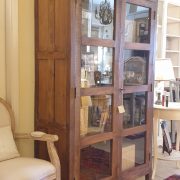 Vetrina libreria antica in legno di olmo a due ante dei primi del '900. Frontale. Mobili antichi Siena e Firenze