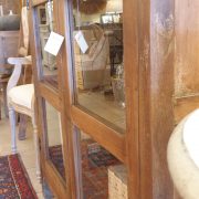 Vetrina libreria antica in legno di olmo a due ante dei primi del '900. Particolare ante. Mobili antichi Siena e Firenze