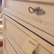 Cassettone antico in legno di noce metà '800 laccato a mano. Particolare serratura. Mobili antichi Siena e Firenze