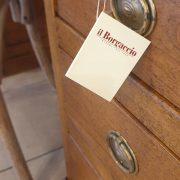 Scrittoio in legno di ciliegio naturale invecchiato 1+4 cassetti. I cassetti laterali. Arredamento classico contemporaneo Siena e Firenze