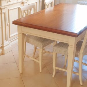 Tavolo-rettaangolare-con-piano-in-ciliegio-e-base-laccata.-Di-lato.-Arredamento-classico-contemporaneo-Siena-e-Firenze-1-300x300