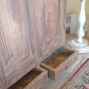 Vetrina antica in legno di teak fine '800 in finitura decapè. Cassetti aperti. Mobili antichi Siena e Firenze