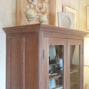 Vetrina antica in legno di teak fine '800 in finitura decapè. Di lato. Mobili antichi Siena e Firenze