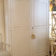 Armadio provenzale in legno di tiglio laccato a mano. Di fronte. Arredamento classico contemporaneo Siena e Firenze