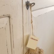 Armadio provenzale in legno di tiglio laccato a mano. La serratura. Arredamento classico contemporaneo Siena e Firenze