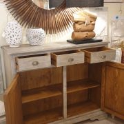 Credenza in legno di larice massello piallato e anticato, a misura. Interni. Arredamento classico contemporaneo su misura Siena e Firenze.