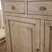 Credenza in legno di larice massello piallato e anticato, a misura. Particolare frontale. Arredamento classico contemporaneo su misura Siena e Firenze.