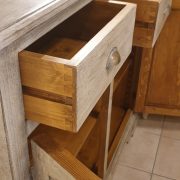 Credenza in legno di larice massello piallato e anticato, a misura. Partiolare cassetti. Arredamento classico contemporaneo su misura Siena e Firenze.