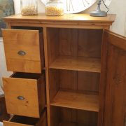 Dispensa credenza in legno di abete antica fine '800 a tre cassetti ed un' anta. Aperta. Mobili antichi Siena e Firenze