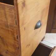 Dispensa credenza in legno di abete antica fine '800 a tre cassetti ed un' anta. Cassetti aperti. Mobili antichi Siena e Firenze