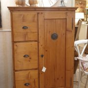 Dispensa credenza in legno di abete antica fine '800 a tre cassetti ed un' anta. Di fronte. Mobili antichi Siena e Firenze