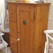 Dispensa credenza in legno di abete antica fine '800 a tre cassetti ed un' anta. Di lato. Mobili antichi Siena e Firenze