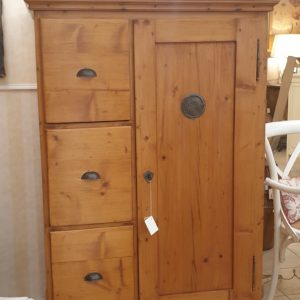 Dispensa credenza in legno di abete antica fine '800 a tre cassetti ed un' anta. Mobili antichi Siena e Firenze