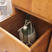 Dispensa credenza in legno di abete antica fine '800 a tre cassetti ed un' anta. Particolare cassetto aperto.Mobili antichi Siena e Firenze