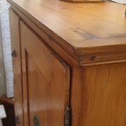 Dispensa credenza in legno di abete antica fine '800 a tre cassetti ed un' anta. Particolare piano. Mobili antichi Siena e Firenze