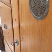 Dispensa credenza in legno di abete antica fine '800 a tre cassetti ed un' anta. Particolare serratura anta. Mobili antichi Siena e Firenze