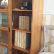 Libreria vetrina in legno di teak con due ante scorrevoli. Anta aperta. Arredamento classico contemporaneo Siena e Firenze