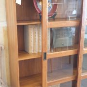 Libreria vetrina in legno di teak con due ante scorrevoli. Anta scorrevole. Arredamento classico contemporaneo Siena e Firenze