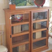 Libreria vetrina in legno di teak con due ante scorrevoli. Arredamento classico contemporaneo Siena e Firenze (3)