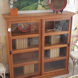 Libreria vetrina in legno di teak con due ante scorrevoli. Arredamento classico contemporaneo Siena e Firenze