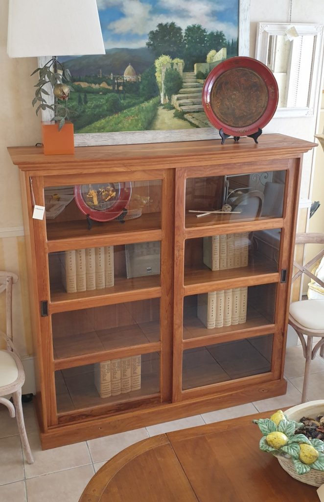 Libreria vetrina in legno di teak con due ante scorrevoli. Arredamento classico contemporaneo Siena e Firenze