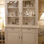 Credenza con alzata a vetrina in legno di ciliegio laccata a mano in bianco con argento. Arredamento classico contemporaneo Siena e Firenze (15)