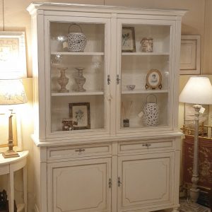 Credenza con alzata a vetrina in legno di ciliegio laccata a mano in bianco con argento. Arredamento classico contemporaneo Siena e Firenze