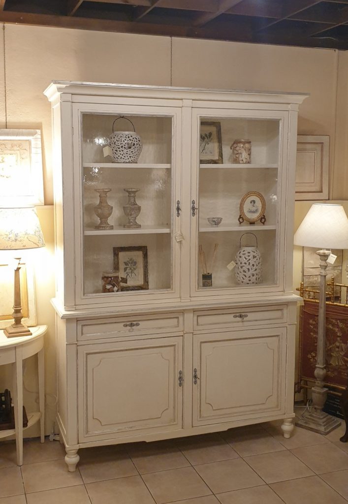 Credenza con alzata a vetrina in legno di ciliegio laccata a mano in bianco con argento. Arredamento classico contemporaneo Siena e Firenze