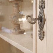 Credenza con alzata a vetrina in legno di ciliegio laccata a mano in bianco con argento. Arredamento classico contemporaneo Siena e Firenze (9)