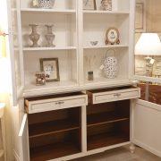 Credenza con alzata a vetrina in legno di ciliegio laccata a mano in bianco con argento.Interni. Arredamento classico contemporaneo Siena e Firenze