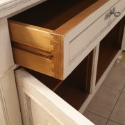 Credenza con alzata a vetrina in legno di ciliegio laccata a mano in bianco con argento.Particolare cassetto.Arredamento classico contemporaneo Siena e Firenze