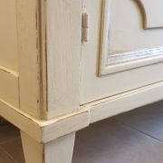 Credenza con alzata a vetrina in legno di ciliegio laccata a mano in bianco con argento.Particolare gamba. Arredamento classico contemporaneo Siena e Firenze