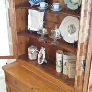 Credenza con alzata a vetrina toscana antica fine '800 in legno di larice naturale. Ante a vetro aperte. Mobili antichi Siena e Firenze