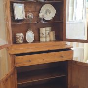 Credenza con alzata a vetrina toscana antica fine '800 in legno di larice naturale. Interni. Mobili antichi Siena e Firenze